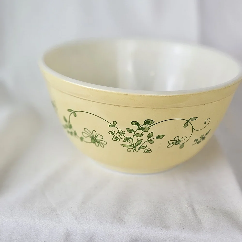 Vintage Pyrex 402 Shenandoah Mixing Nesting Bowl Yellow 1.5 Liter - Picture 1 of 4